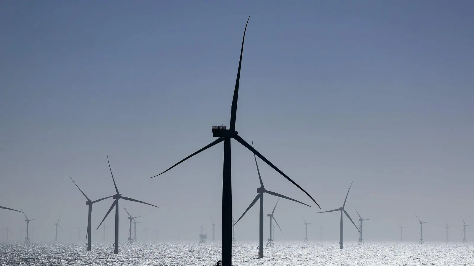 Windräder stehen in einem Windpark in der Nordsee. (Archivbild) (Foto: Christian Charisius/dpa)