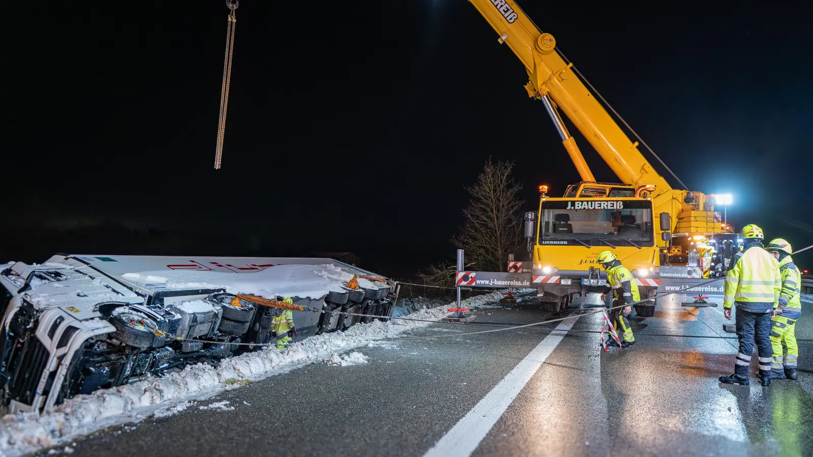 Mit einem Kran wurde der Lkw aus dem Graben gehoben. (Symbolbild: NEWS5 / Kevin Weddig)