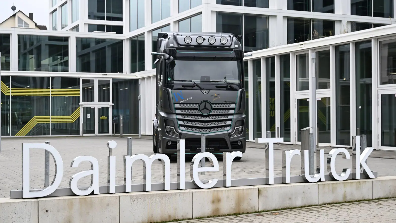 Unsichere Aussichten: Daimler Truck kürzt Prognose. (Archivbild) (Foto: Bernd Weißbrod/dpa)