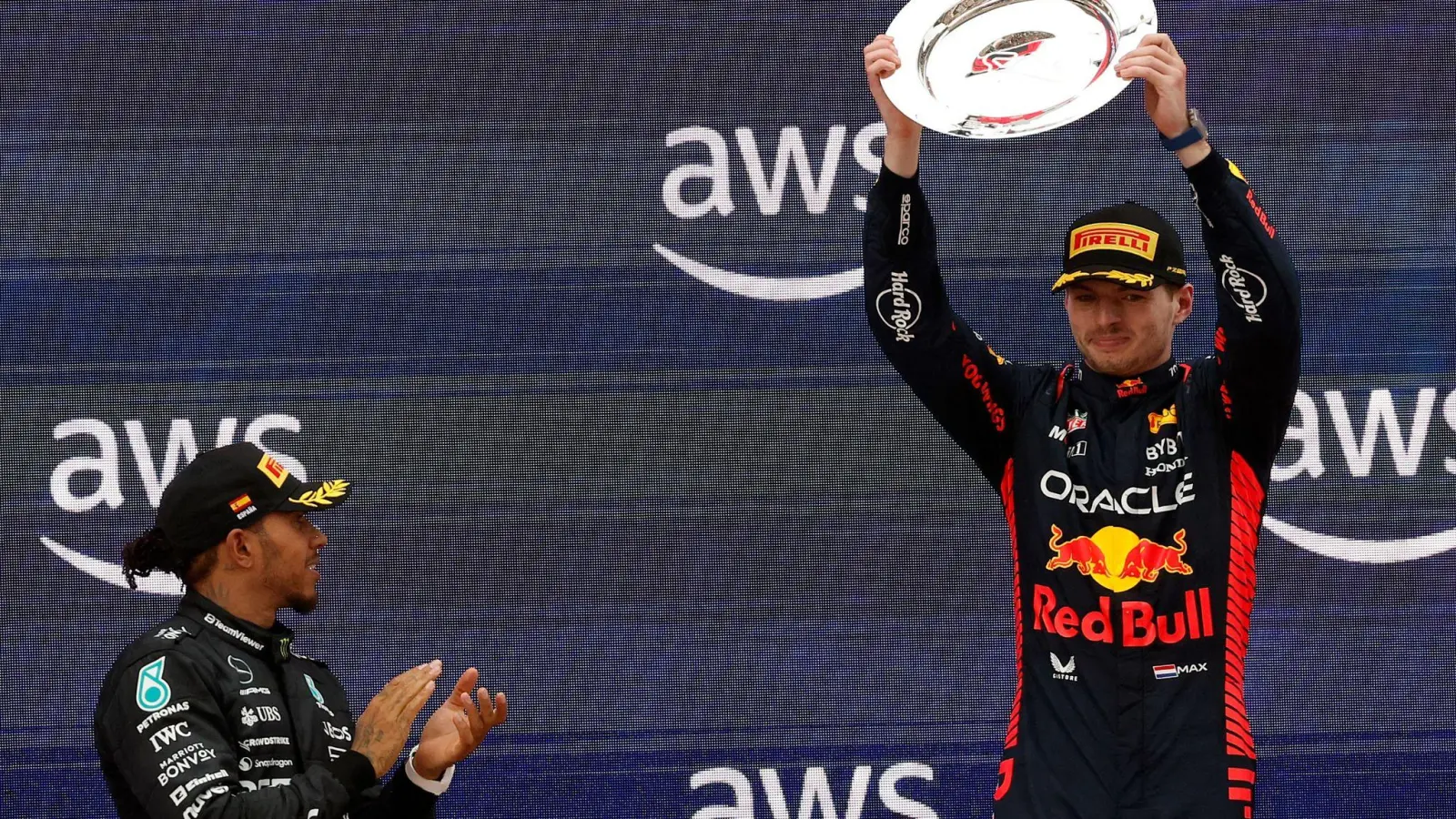 Lewis Hamilton applaudiert dem Sieger: Der Formel-1-Weltmeister Max Verstappen hat den Großen Preis von Spanien gewonnen und seine WM-Führung weiter ausgebaut. (Foto: Joan Monfort/AP)