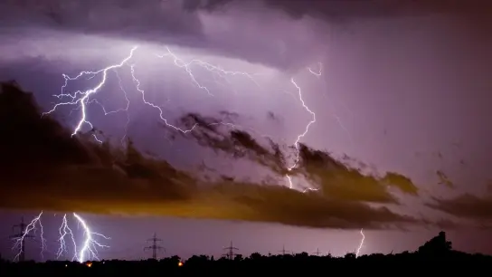 Mehrere Blitze zucken am Himmel (Symbolbild). (Foto: Julian Stratenschulte/dpa)