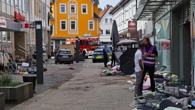Das Auto fuhr laut Polizei mit hoher Geschwindigkeit durch die Fußgängerzone. (Foto: ---/HessenNewsTV/dpa)