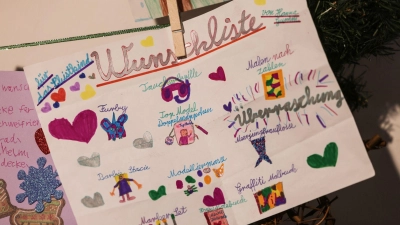 Viele Kinder haben ihre Briefe mit Malereien oder Aufklebern verziert. (Archivbild) (Foto: Oliver Berg/dpa)