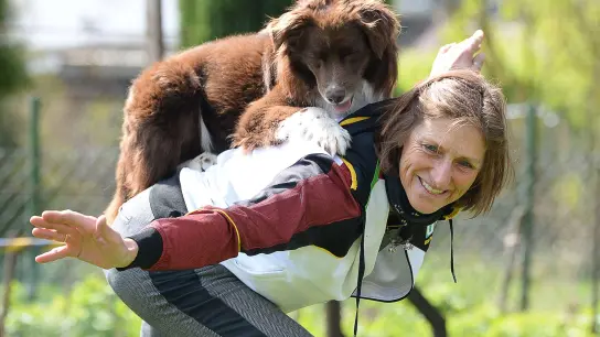 Uta Opel trainiert mit Hund Takutai. (Foto: Swen Pförtner/dpa/Archivbild)