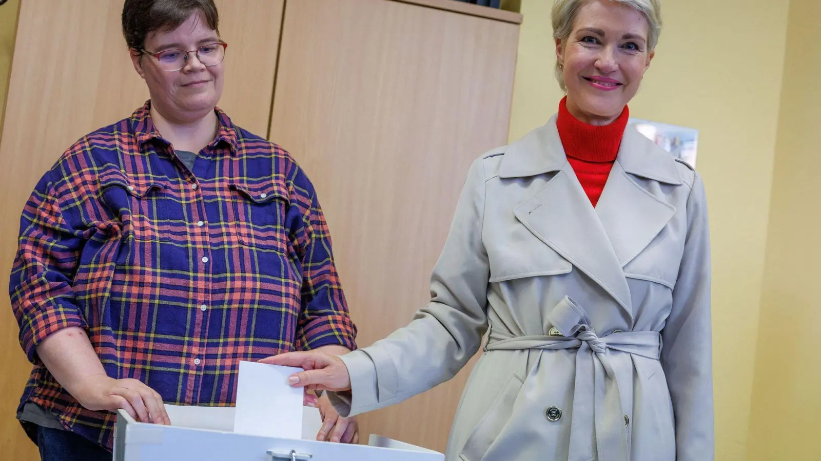 Die amtierende Ministerpräsidentin Schwesig gibt ihre Stimme ab.   (Foto: Jens Büttner/dpa)
