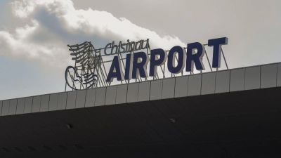 Schriftzug des internationalen Flughafens von Chisinau. (Foto: Cristian Straista/AP/dpa)