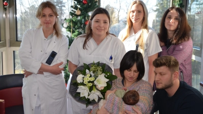 Am ersten Fototermin nahmen neben der Hauptperson Emil im Arm von Mutter Theresa und Papa Volker Bauereiß (vorne im Bild) auch die Ärztin Sophio Manjgaladze, Hebamme Sophia Kern (mit Blumenstrauß), Krankenschwester Marieluise Fries und die Oberärztin Avaliani Khatuna (hinten, von links) teil. (Foto: Christa Frühwald)