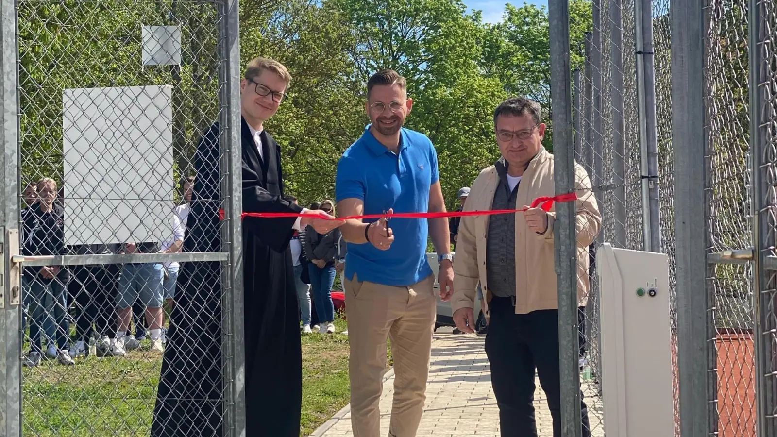 Der Sportclub Trautskirchen (SCT) hat einen neuen Soccer Court: Vorsitzender Benjamin Demir (Mitte) eröffnete den Kleinfeld-Fußballplatz. Pfarrstelleninhaber Philipp Fiedler (links) sprach einen Segen, Bürgermeister Werner Wirth (rechts) gratulierte. (Foto: Simone Demir)