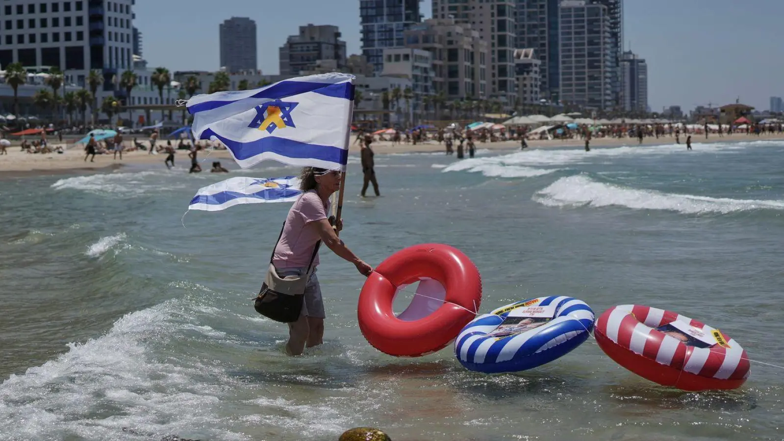 Protest am Strand von Tel Aviv, Israel: Angehörige fordern Freilassung der Hamas-Geiseln. (Foto: Oded Balilty/AP/dpa)