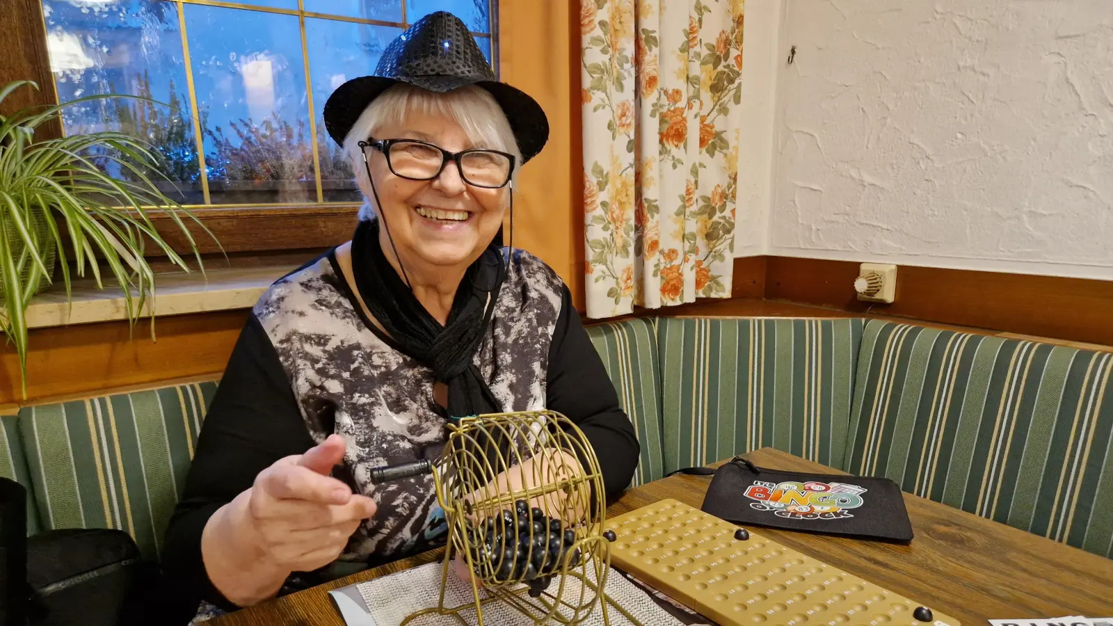 Margit Foitzik dreht beim VdK Flachslanden mit Leidenschaft die Bingo-Trommel. Das Foto entstand im Gasthof Rose. (Foto: Andrea Walke)