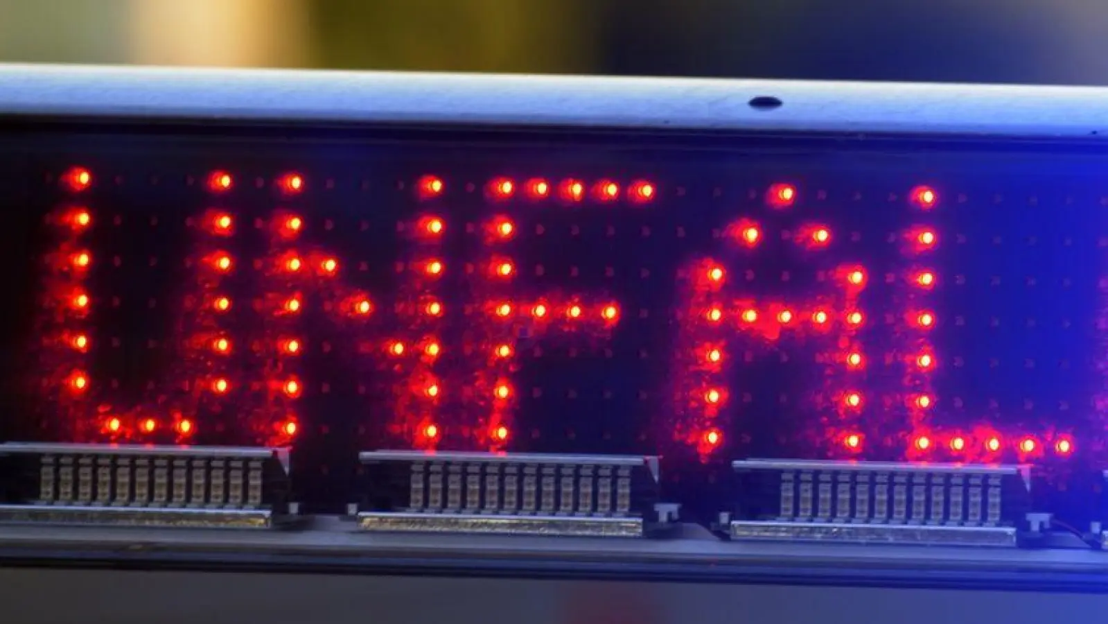 Nach einem Unfall in Burgbernheim stieg eine 90-Jährige mit deutlicher Alkoholfahne aus ihrem demolierten Auto.  (Symbolbild: Stefan Puchner/dpa)