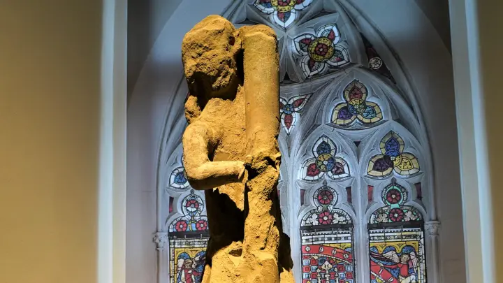 Die restaurierte Skulptur von Jesus am Geißelstab steht jetzt im Mittelalterlichen Kriminalmuseum. (Foto: Simone Hedler)