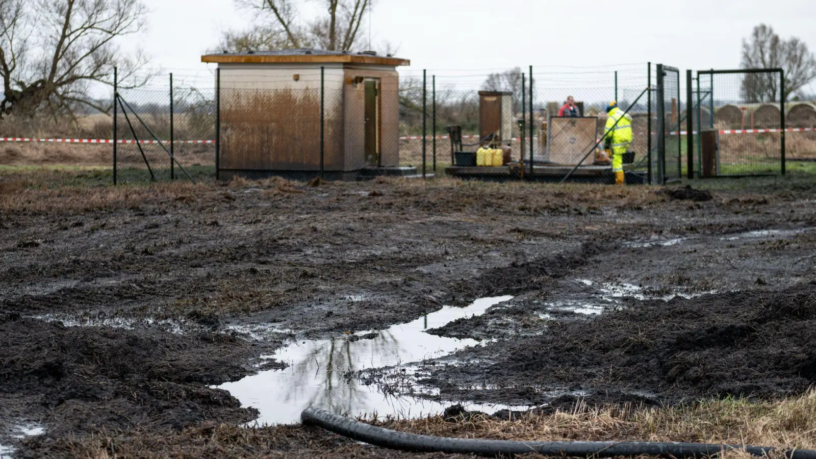 Die Pipeline von Rostock nach Schwedt ist nach dem Austritt von Öl aus einem Leck wieder in Betrieb. (Archivbild) (Foto: Fabian Sommer/dpa)