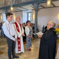 Dekanin Uta Lehner (rechts) entpflichtete Pfarrer Walter Huber und segnete den Geistlichen sowie dessen Sohn Jakob und Frau Brigitte für den weiteren Lebensweg. (Foto: Friedrich Zinnecker)
