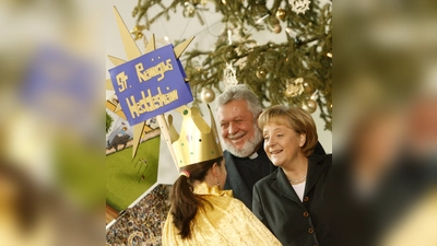 Die damalige Bundeskanzlerin Angela Merkel und der damalige Präsident der Sternsinger, Winfried Pilz, im Januar 2008 im Kanzleramt. (Foto: Klaus-Dietmar Gabbert/dpa)
