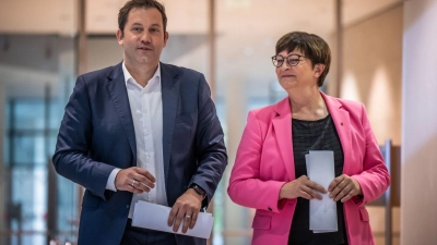 Lars Klingbeil und Saskia Esken kandidieren erneut als SPD-Doppelspitze. (Foto: Michael Kappeler/dpa)