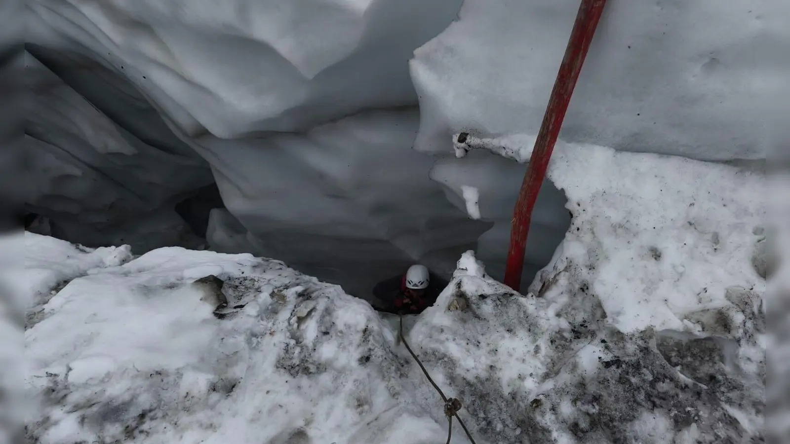 Die Frau steckte in vier Metern Tiefe fest. (Foto: Privat/Michael Walter/dpa)