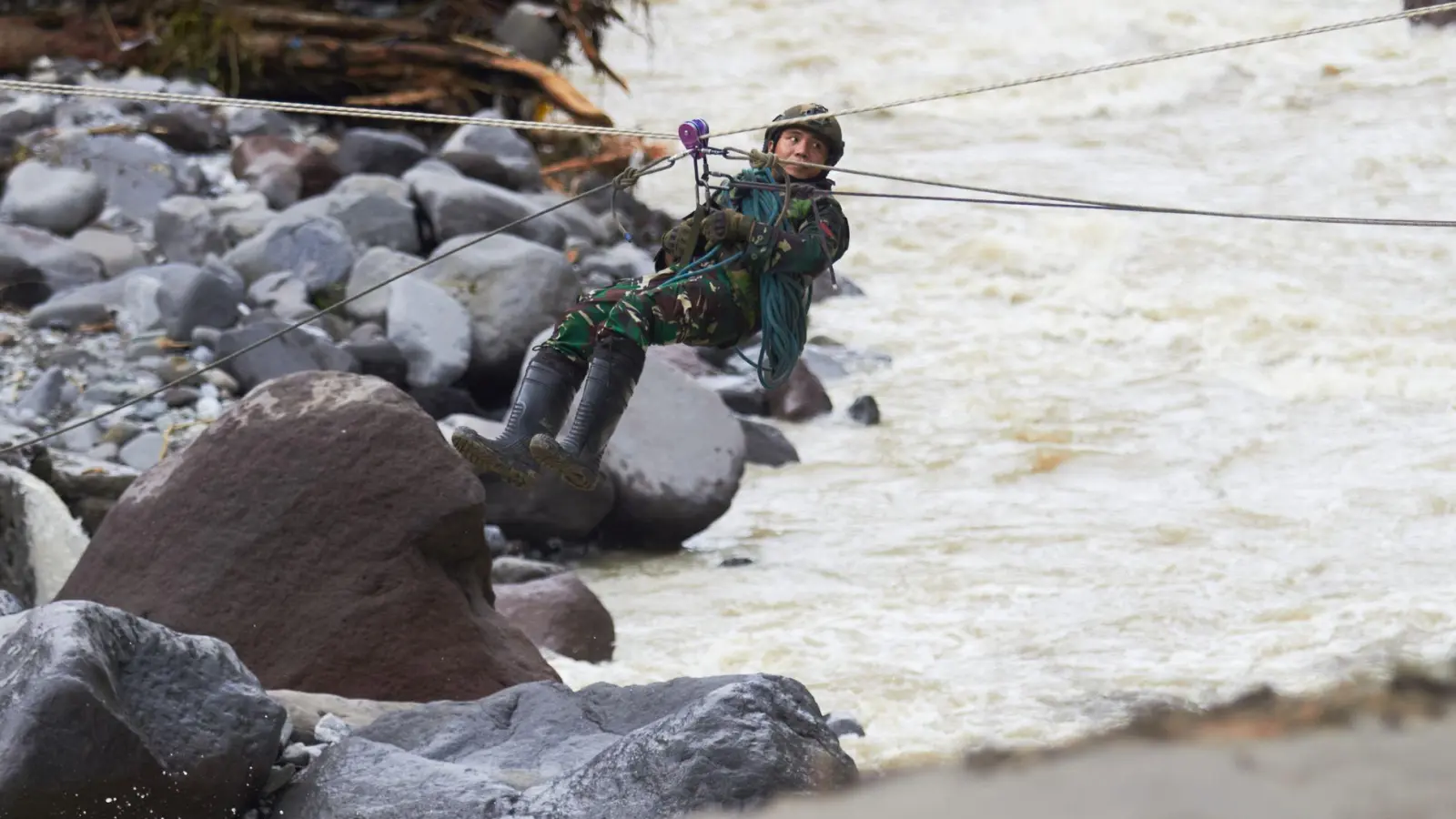 Die Rettungsarbeiten kommen nur schleppend voran. (Foto: Nazar Chaniago/AP/dpa)