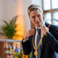 Dominik Krause mit der Amtskette. (Archivbild) (Foto: Peter Kneffel/dpa)