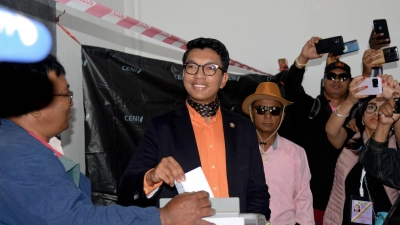 Andry Rajoelina vergangene Woche während seiner Stimmabgabe in einem Wahllokal ab. (Foto: Sitraka Rajaonarison/XinHua/dpa)