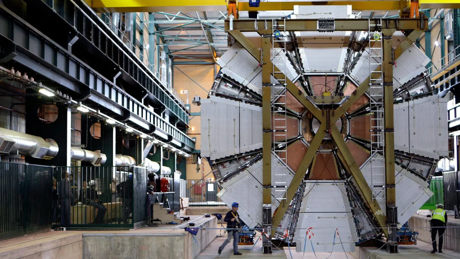 Das letzte, 100 Tonnen schwere Element des Atlas-Experiments wird in die Höhle der Europäischen Organisation für Kernforschung CERN in Meyrin bei Genf hinabgelassen. (Foto: Martial Trezzini/EPA/KEYSTONE FILE/dpa)
