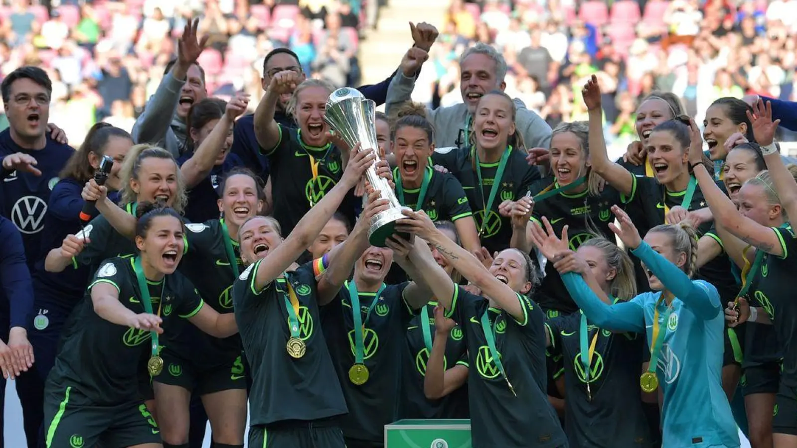 Die Fußballerinnen des VfL Wolfsburg sind Rekordsieger des DFB-Pokals. Bis zum Finale ist es aber noch ein weiter Weg. (Foto: David Inderlied/dpa)