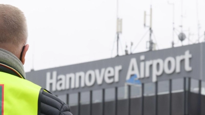 Die Luftsicherheitskräfte vom Flughafen Hannover legen ihre Arbeit nieder. (Archivbild) (Foto: Julian Stratenschulte/dpa)