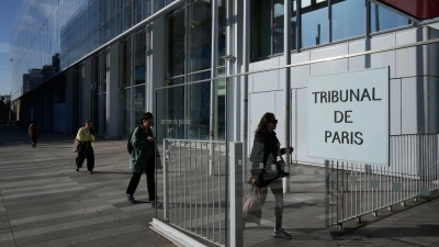 In Paris wird zu heimlichen Aufnahmen mit Smart Glasses ermittelt. (Archivbild) (Foto: Michel Euler/AP/dpa)