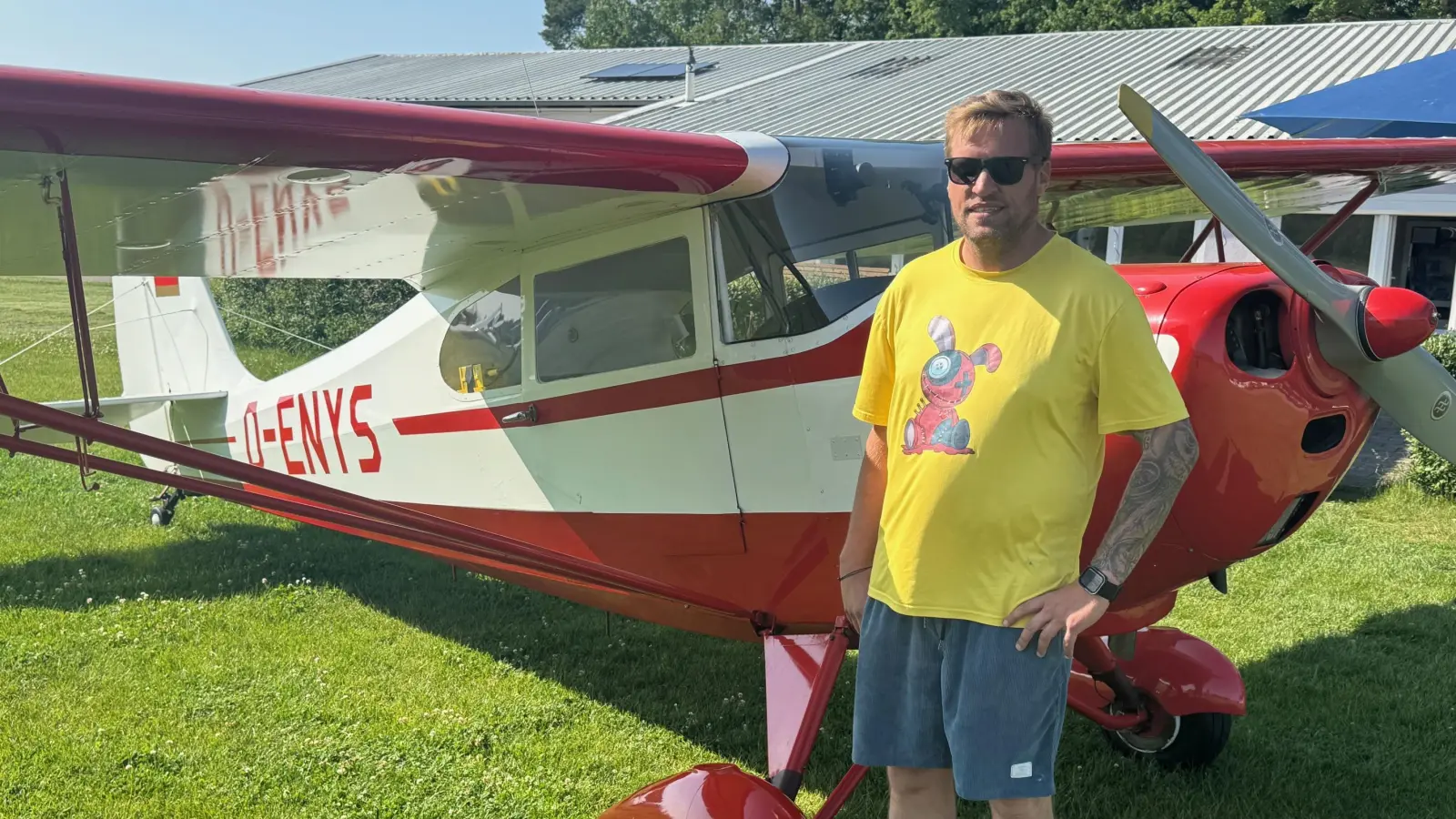Patrick Ade vor seinem Oldtimer am Flugplatz Petersdorf. (Foto: Thomas Schwanitz)