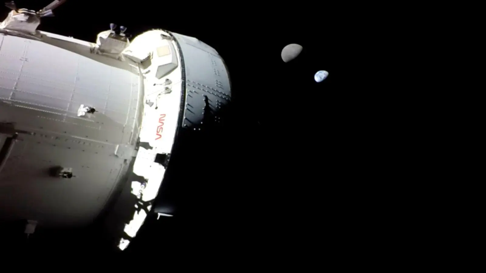Auf dieser Nasa-Aufnahme sind die Erde und der Mond von der „Orion“-Kapsel aus zu sehen. (Foto: Uncredited/NASA/AP/dpa)