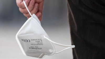 Die umstrittenen Maskenbeschaffungen verursachen immer noch Kosten. (Archivbild) (Foto: Marijan Murat/dpa)