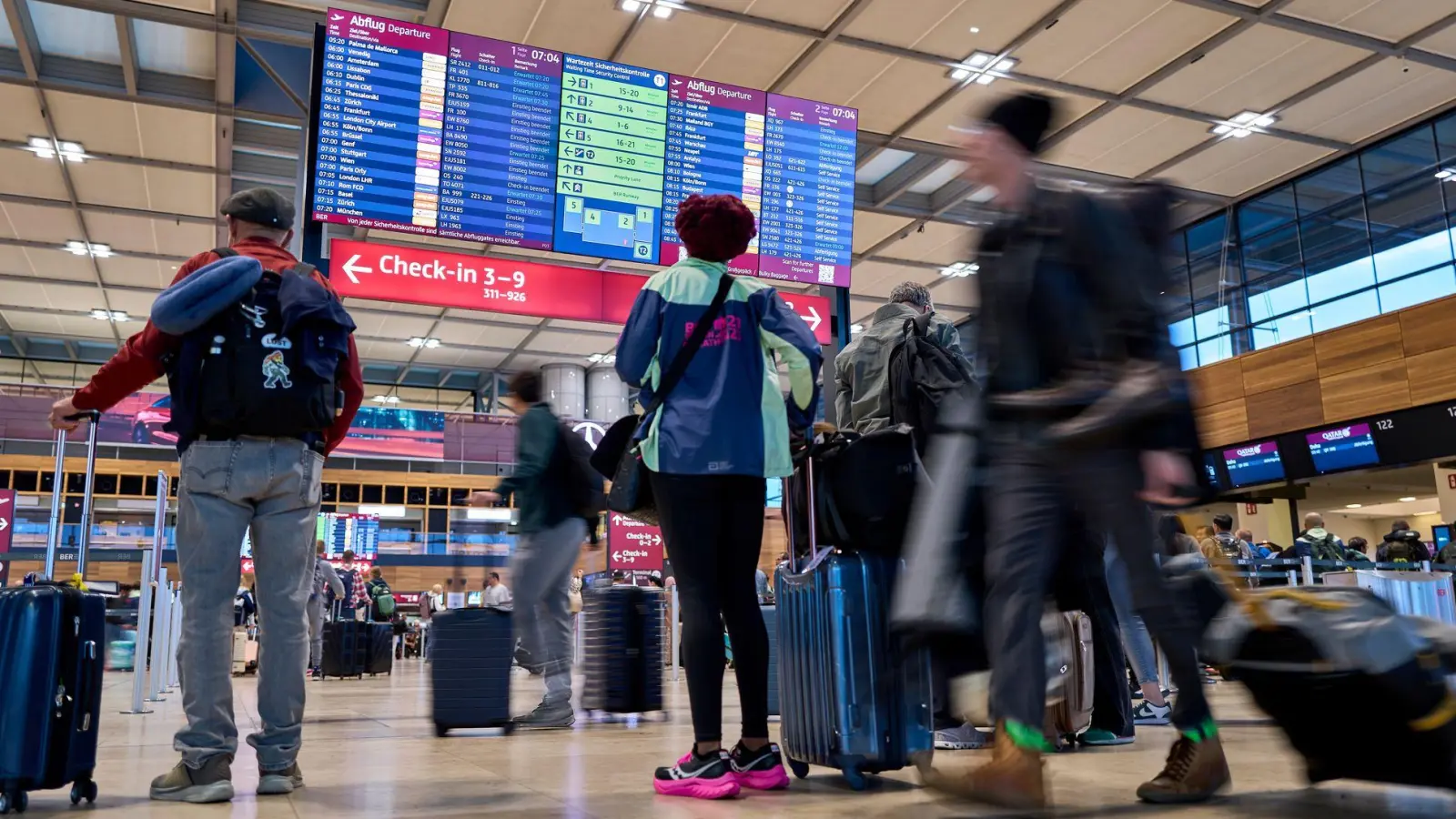 Der Hackerangriff legte am BER elektronische Systeme lahm, die für die Passagier- und Gepäckabfertigung genutzt werden. (Archivbild)  (Foto: Michael Ukas/dpa)