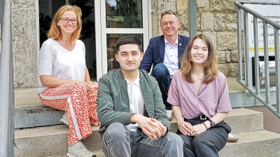 In der Schillingsfürster LAG-Geschäftsstelle sammeln heuer zwei Studierende der Hochschule Weihenstephan-Triesdorf praktische Erfahrungen. Seit Ende Mai 2025 gehört Lizaveta Viarenich aus Belarus (rechts) zum Team. Im Oktober wird dann Bekhruz Sindorov (Zweiter von links) aus Usbekistan mitarbeiten. LAG-Geschäftsführerin Pia Grimmeißen-Haider (links) und LAG-Vorsitzender Herbert Lindörfer finden das gut. (Foto: Jürgen Binder)