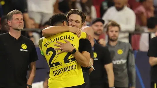 Dortmunds Trainer Edin Terzic umarmt seinen Torschützen Jude Bellingham. (Foto: Daniel Gonzalez Acuna/dpa)