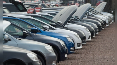 Umfrage: Die Preise für Neu- und Gebrauchtwagen liegen auf hohem Niveau. (Symbolbild) (Foto: Sebastian Kahnert/dpa-Zentralbild/dpa)