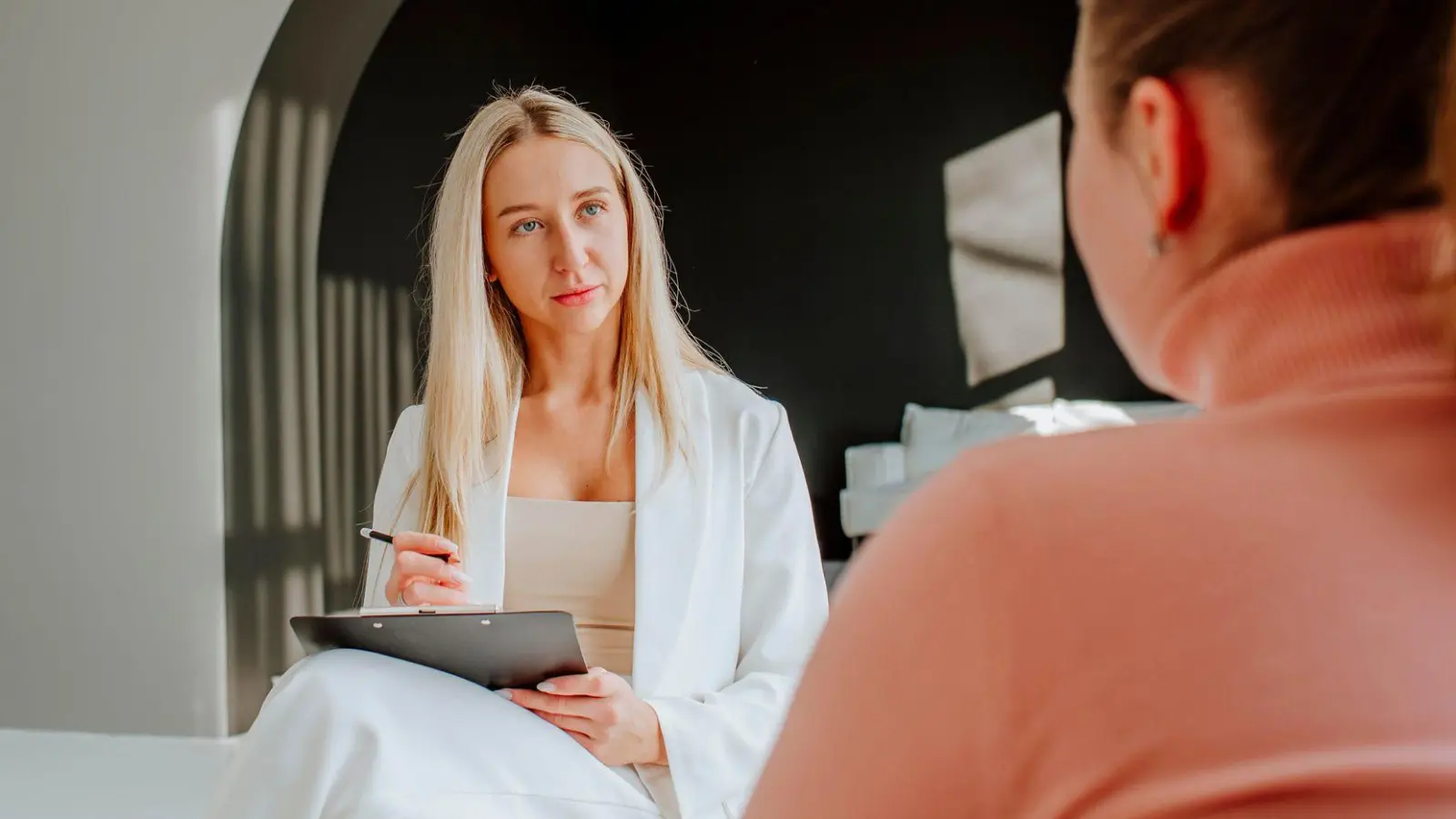 Psychiatrische Kliniken helfen Menschen als Schutzraum in akuten psychischen Krisen. (Foto: Maria Diachenko/Westend61/dpa-tmn)