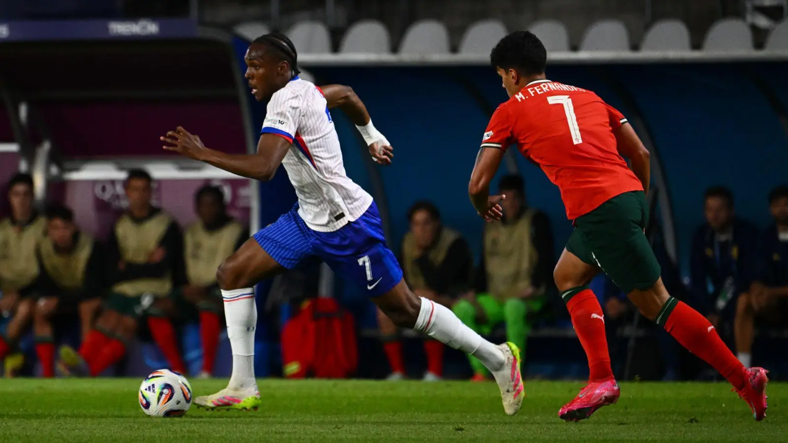 Mathys Tel spielt gerade bei der U21-EM. (Foto: Martin Medòanský/TASR/dpa)