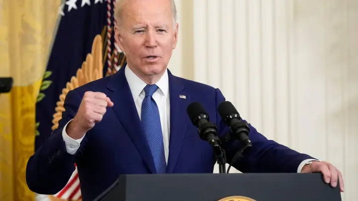 Nach der Tötung eines US-Bürgers bei einem mutmaßlich iranischen Drohnenangriff reagiert US-Präsident Joe Biden umgehend. (Foto: Susan Walsh/AP)