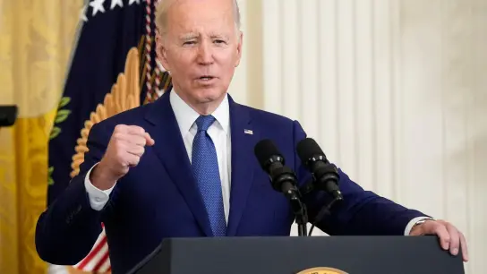 Nach der Tötung eines US-Bürgers bei einem mutmaßlich iranischen Drohnenangriff reagiert US-Präsident Joe Biden umgehend. (Foto: Susan Walsh/AP)