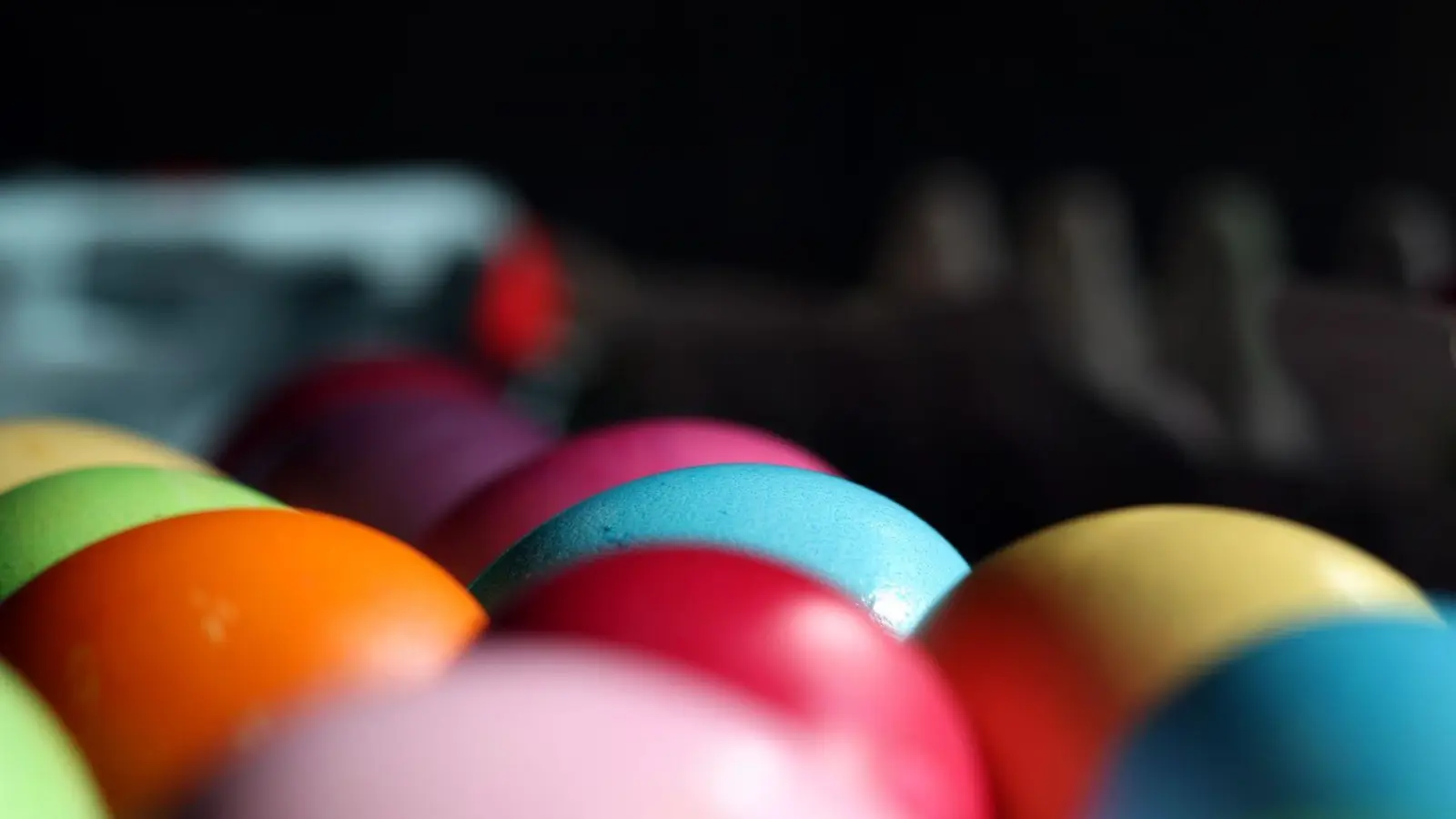 Bunt gefärbte Eier liegen in einer Küche. (Foto: Karl-Josef Hildenbrand/dpa)