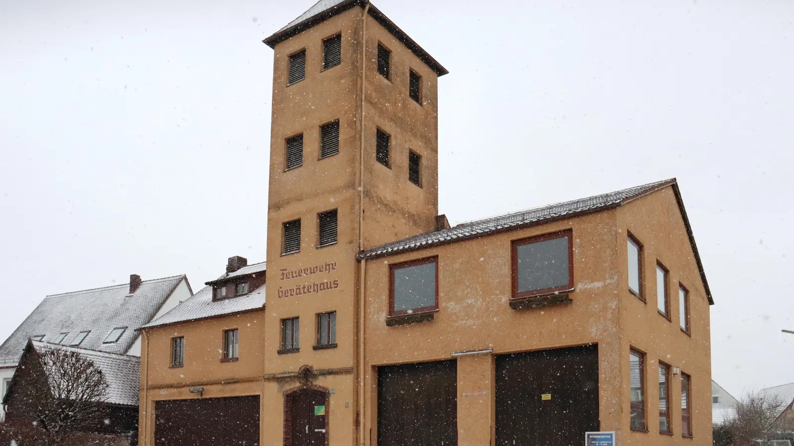 Im alten Feuerwehrhaus am Sternplatz hat die Gemeindeverwaltung ein neues Jugendzentrum aufgebaut. Der bisherige Zuspruch erfreut Neuendettelsaus Bürgermeister Christoph Schmoll. (Foto: Jim Albright)