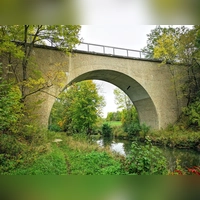 Die über die Tauber führende alte Bahnbrücke in Gebsattel und der angrenzende Bahndamm könnten bei Hochwasserereignissen zu einer Verlangsamung des Abflusses beitragen. Hier hofft die Gemeinde auf genaue Berechnungen, um über sinnvolle Gegenmaßnahmen diskutieren zu können. (Foto: Jürgen Binder)