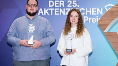 Michelle Kuhn und Marco Schwarzenberger retteten eine Frau. (Foto: Sebastian Christoph Gollnow/dpa)