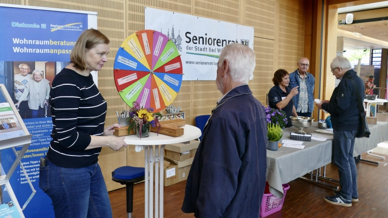 Was ist ein Euro-Schlüssel? Wie viel Liter Wasser sollte man am Tag trinken? Am Glücksrad wurde ebenfalls diverses Fachwissen abgefragt.  (Foto: Helmut Meixner)