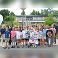 Die Klasse 4d der Grundschule Diespeck mit Gisela Heusinger-Herz vom Kinderschutzbund im Landkreis und ihrer Lehrerin Kathrin Roth (hintere Reihe von links), der Konrektorin Anja Held (links) und Rektor Ulrich Schöttle (rechts) auf dem Bild. (Foto: Christa Frühwald)