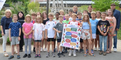 Die Klasse 4d der Grundschule Diespeck mit Gisela Heusinger-Herz vom Kinderschutzbund im Landkreis und ihrer Lehrerin Kathrin Roth (hintere Reihe von links), der Konrektorin Anja Held (links) und Rektor Ulrich Schöttle (rechts) auf dem Bild. (Foto: Christa Frühwald)
