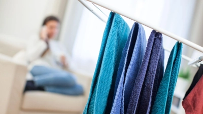 Kennen Sie das auch? Wenn Handtücher im Haus trocknen, fühlen sie sich hart und rau an. (Foto: Christin Klose/dpa-tmn)