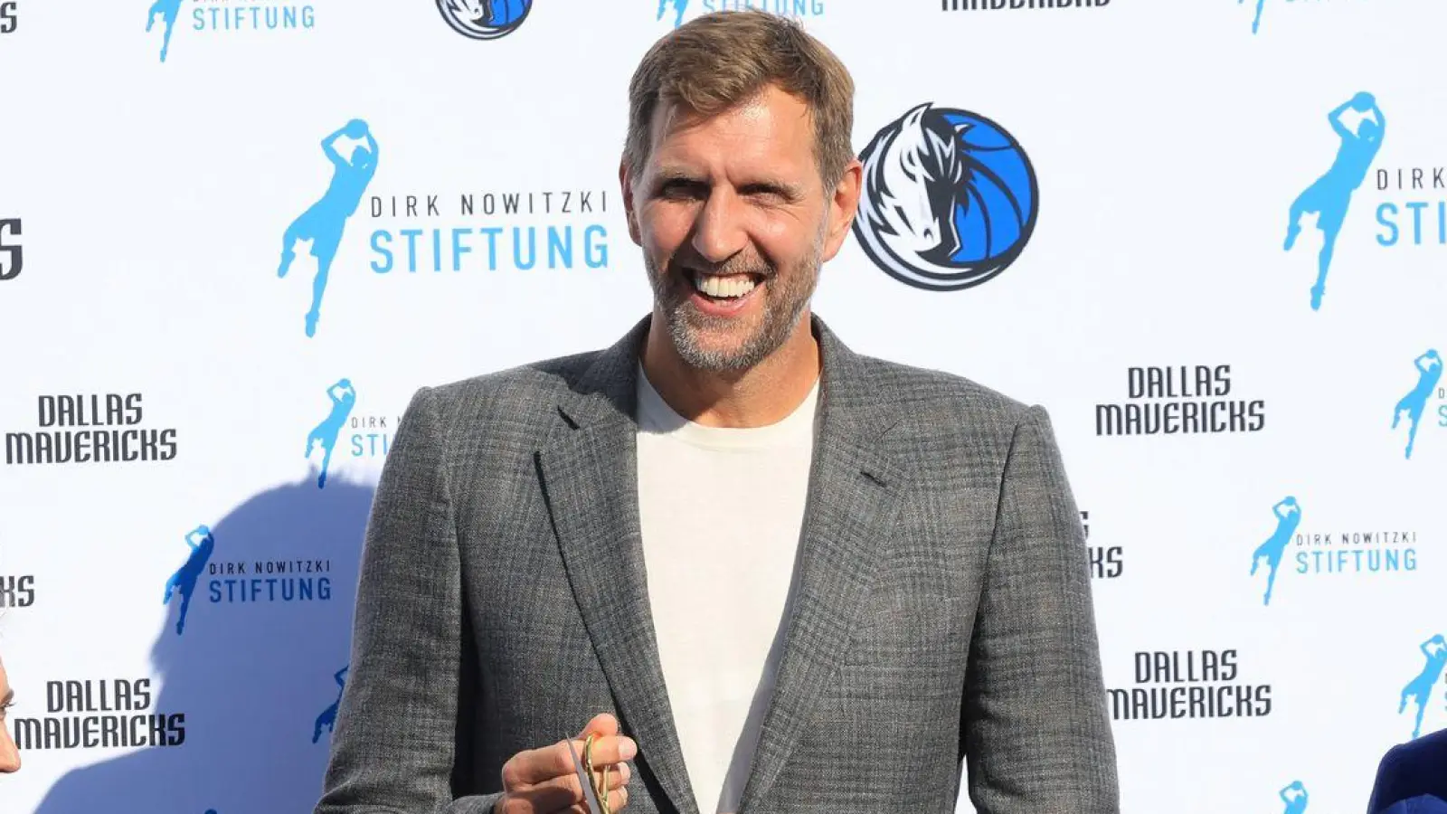 Dirk Nowitzki bei der Einweihung des Courts in Würzburg. (Foto: Karl-Josef Hildenbrand/dpa)