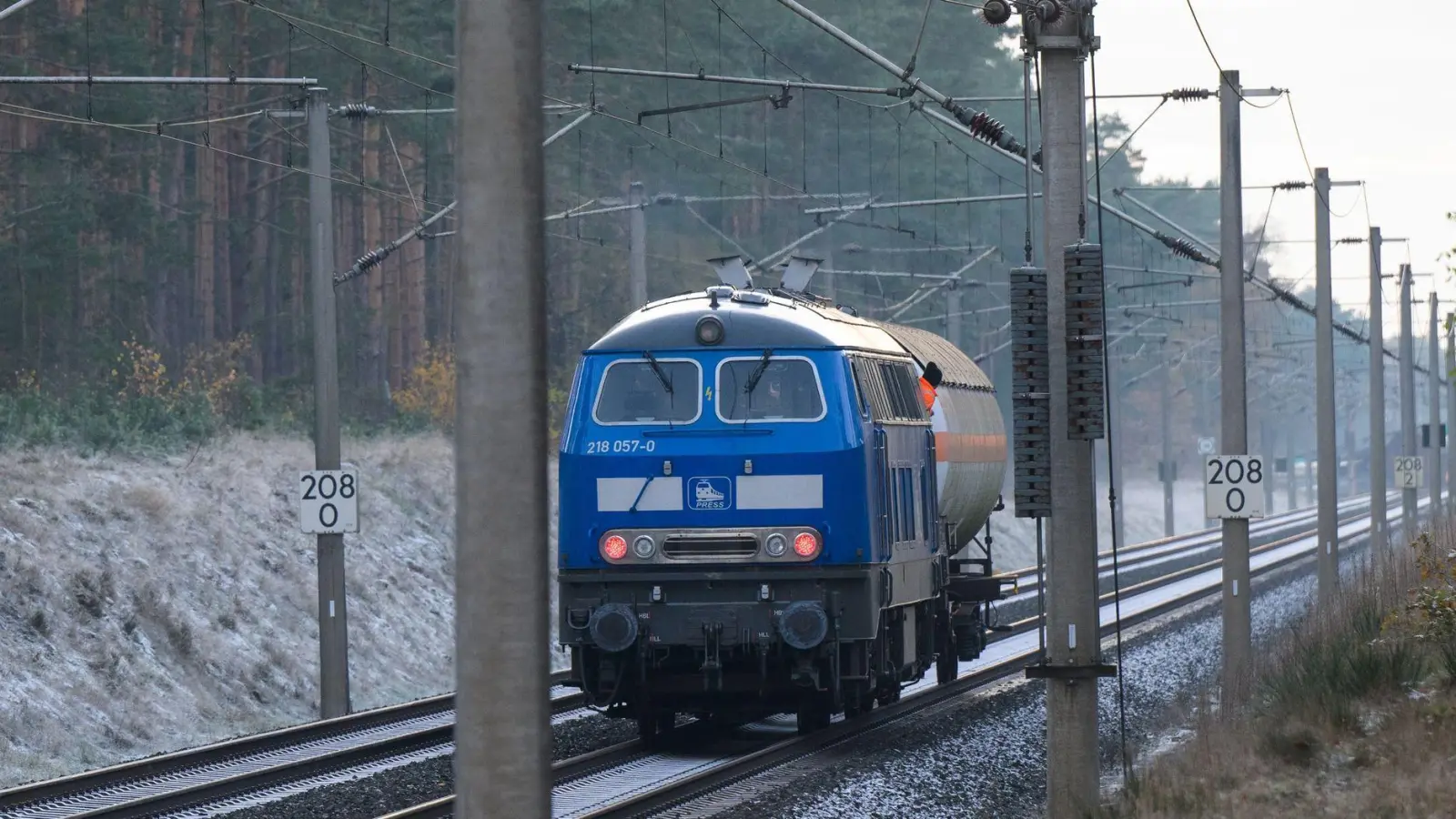 Zwei Güterzüge sind am 16. November im Landkreis Gifhorn kollidiert. Noch immer halten die die Aufräumarbeiten an. Bis voraussichtlich zum 16. Dezember müssen Fahrgäste sich auf längere Reisezeiten und Umleitungen einstellen. (Foto: Philipp Schulze/dpa)