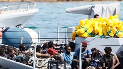 Gerettete Migranten auf einem Boot im Hafen der Insel Lampedusa. (Foto: Cecilia Fabiano/LaPresse/AP/dpa)